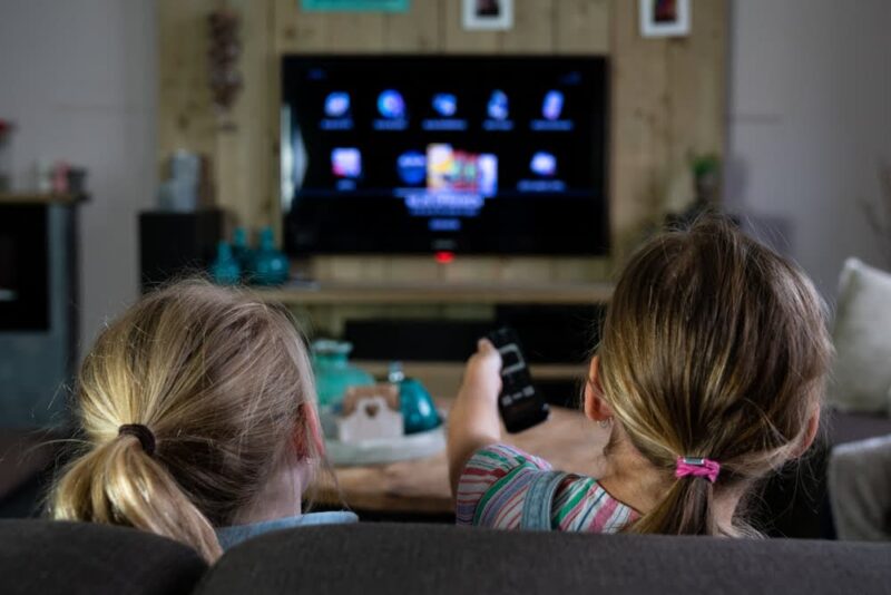 Famille regardant IPTV sur Smart TV - abonnement IPTV Premium